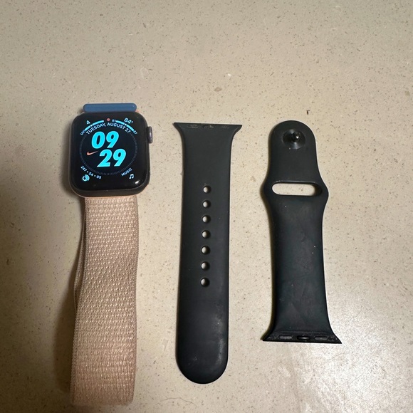 Apple watch series 4 - Picture 1 of 3